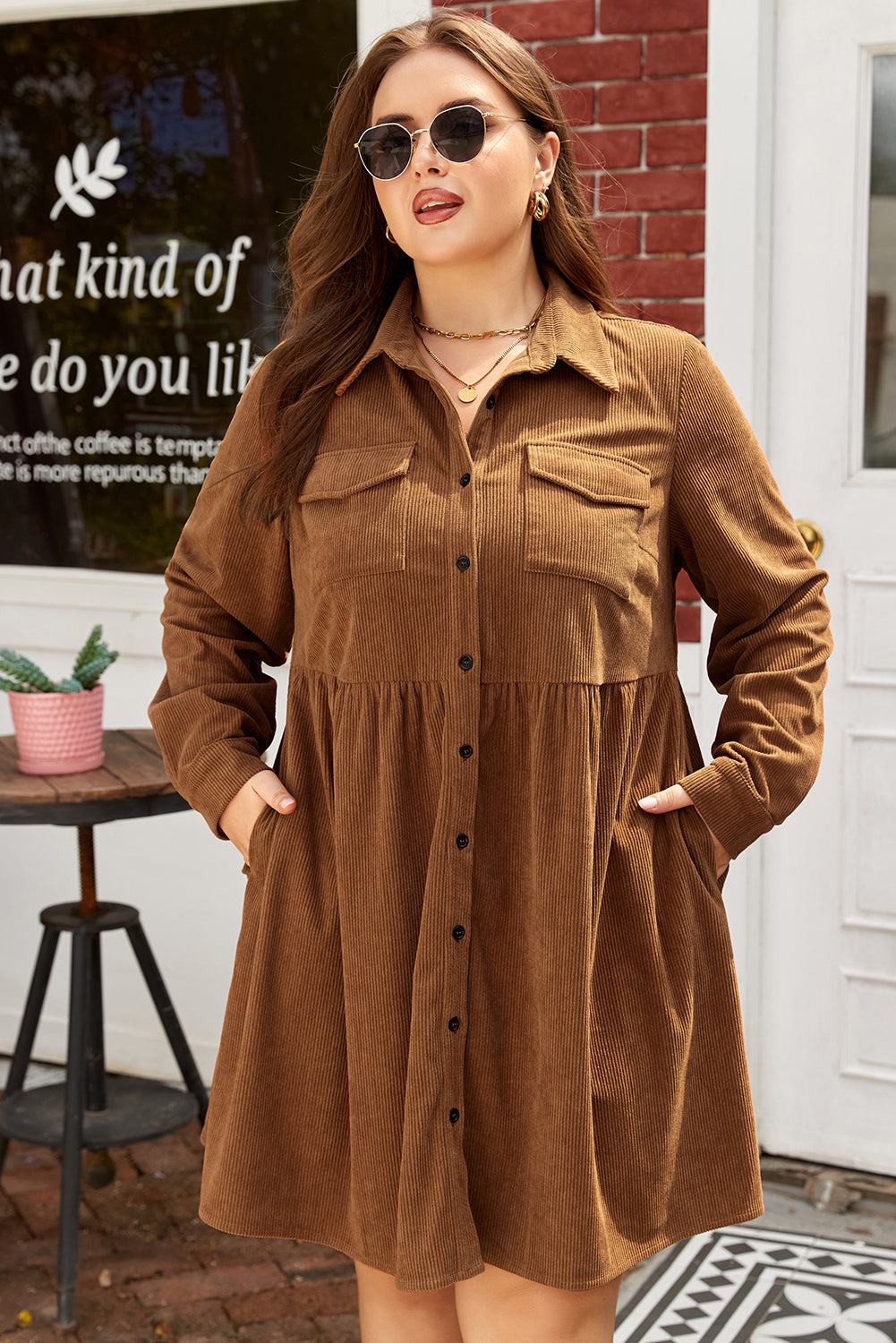 Robe chemise en velours côtelé marron, col, boutons et poches plaquées, taille froncée