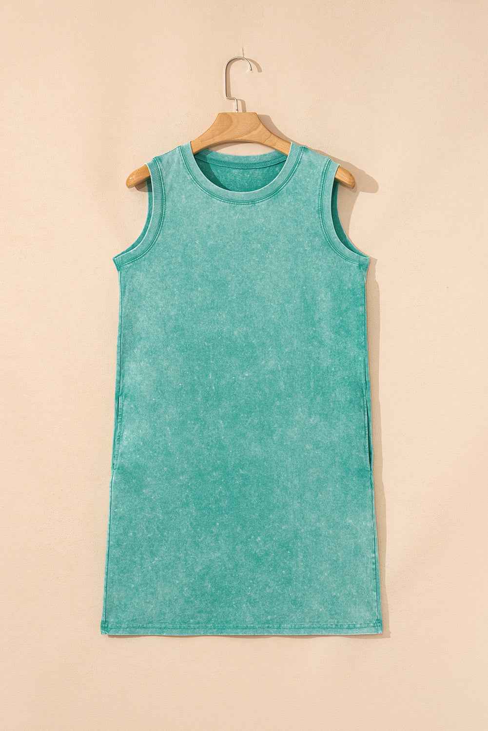Robe mini verte sans manches sur cintre, encolure ronde, coupe droite