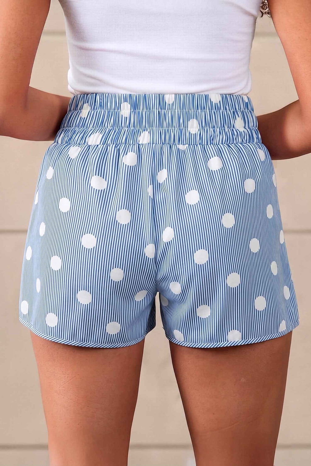 Short taille haute bleu clair à pois blancs, coupe ample, taille froncée élastique