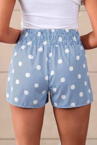 Short taille haute bleu clair à pois blancs, coupe ample, taille froncée élastique
