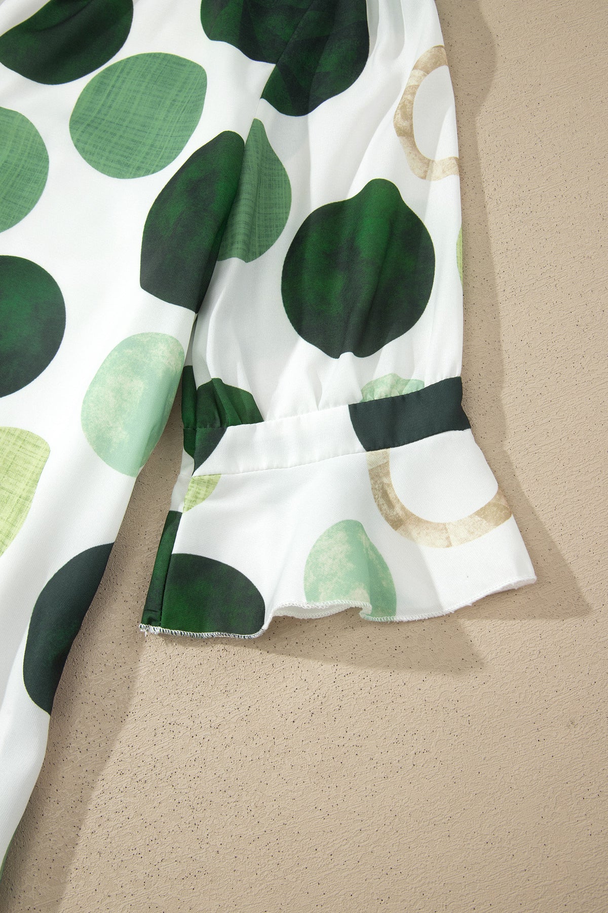 Robe blanche à pois verts, couture à la taille et bas évasé