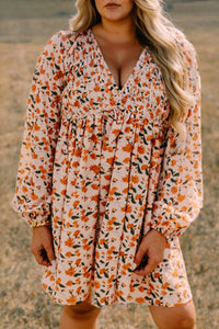 Robe courte fleurie pêche à encolure V, manches longues bouffantes, taille froncée.