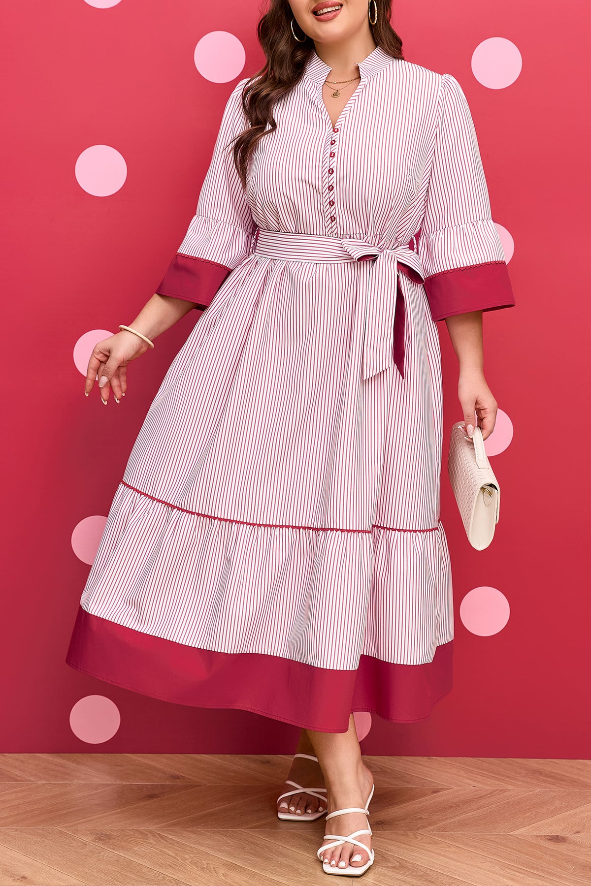 Robe maxi rayée à col boutonné, ceinture nouée, volants et manches mi-longues