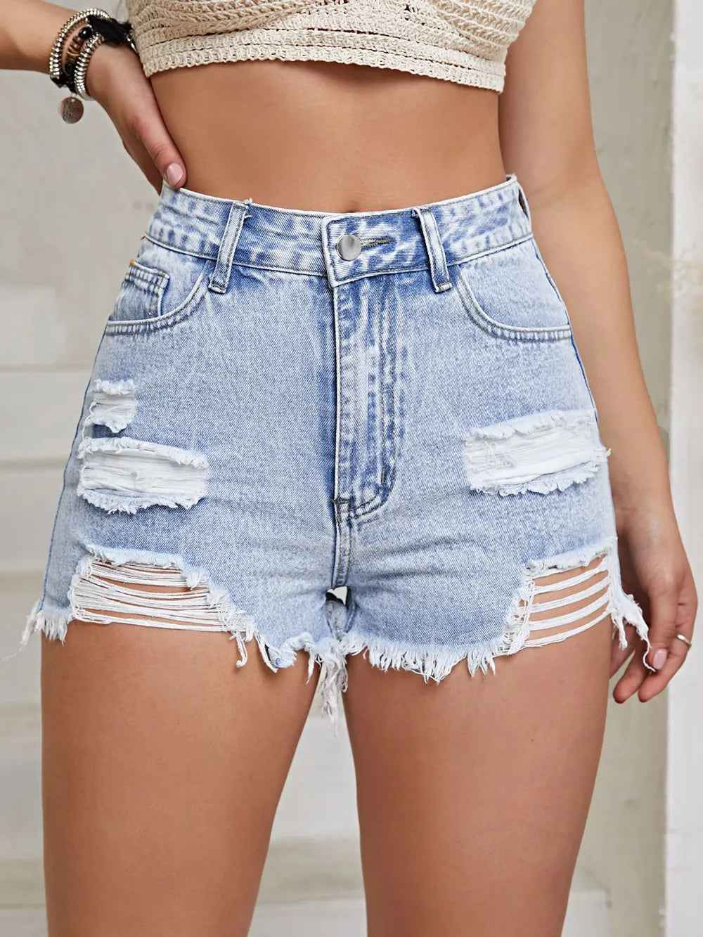 Short taille haute en jean bleu ciel usé, poches avant, ourlet effiloché