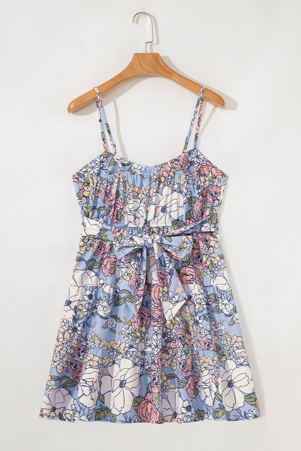 Robe courte fleurie bleu ciel au dos nu, bretelles spaghetti et jupe évasée