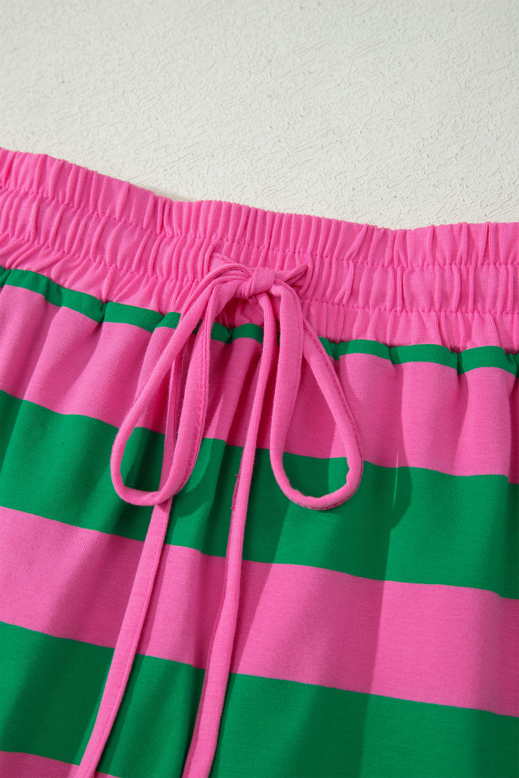 Short rayé rose et vert, taille élastique avec cordon noué