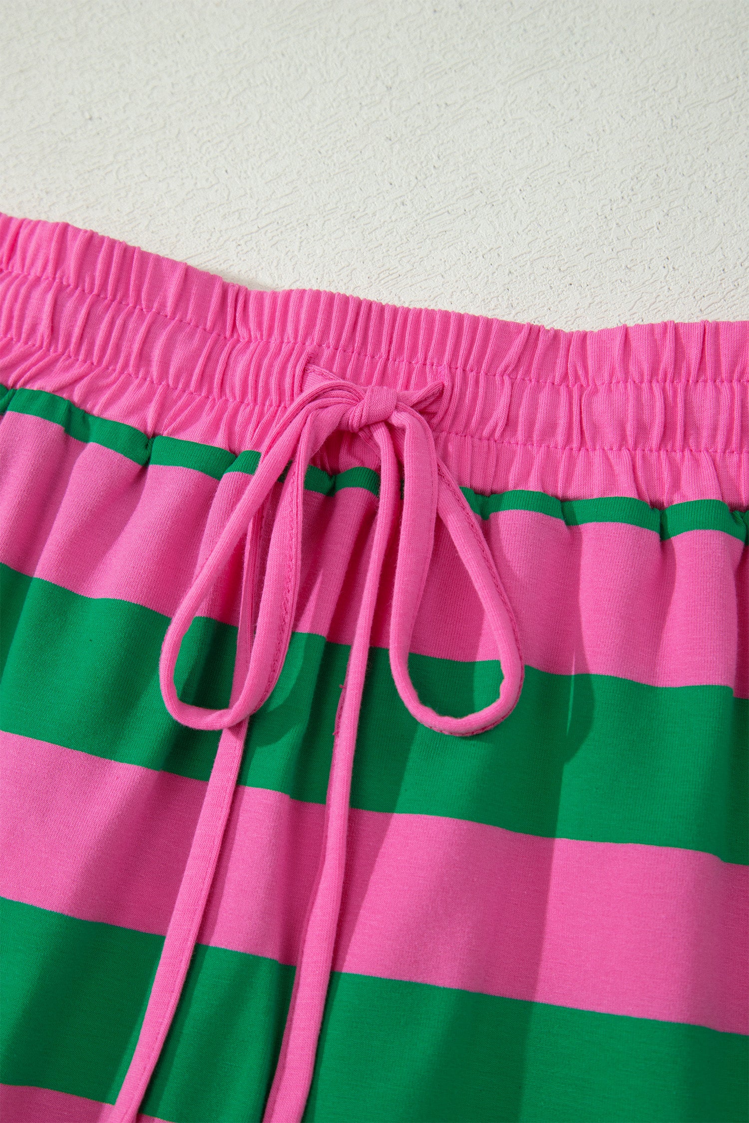 Short rayé rose et vert, taille élastique avec cordon noué