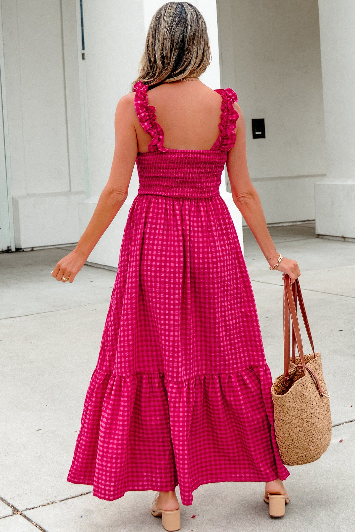 Robe longue à carreaux rose vif, vue de dos, smock au buste, bretelles à volants