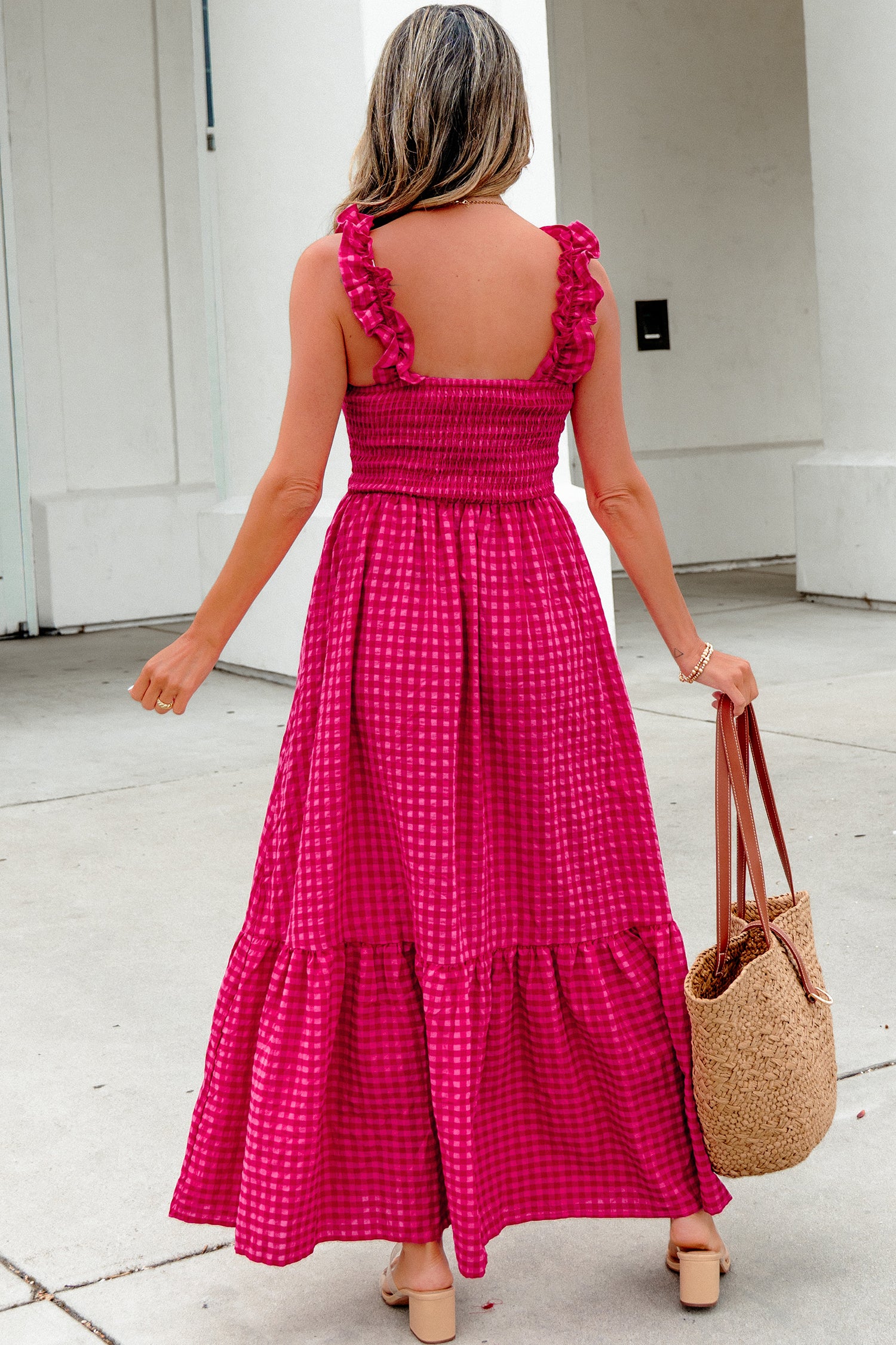 Robe longue à carreaux rose vif, vue de dos, smock au buste, bretelles à volants