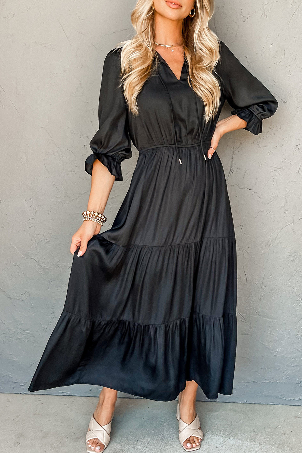 Robe maxi noire à volants, encolure V, manches bouffantes, taille froncée.