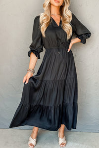 Robe maxi noire à volants, encolure V, manches bouffantes, taille froncée.