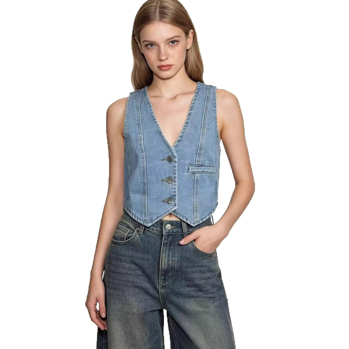 Gilet en jean bleu clair sans manches, encolure V, boutonnage devant et poche poitrine