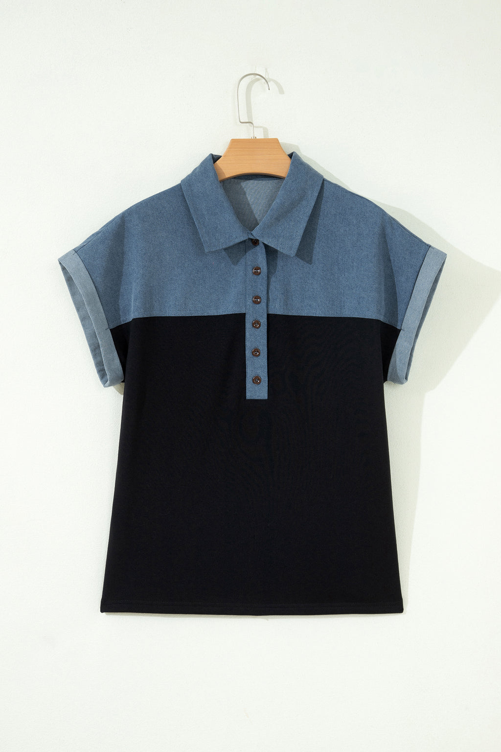 Haut polo bicolore en denim, col boutonné, empiècement noir et manches courtes.