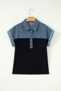 Haut polo bicolore en denim, col boutonné, empiècement noir et manches courtes.