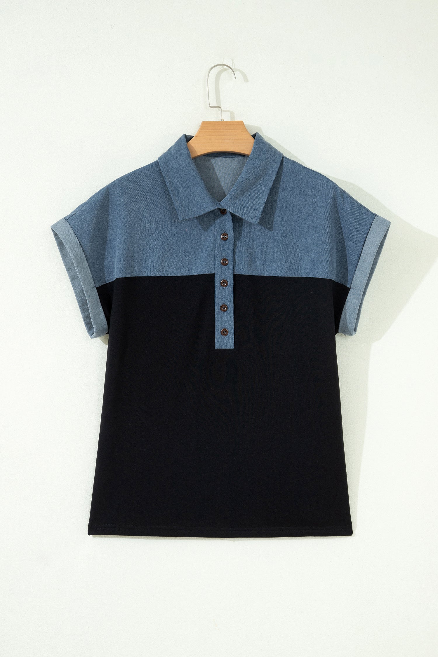 Haut polo bicolore en denim, col boutonné, empiècement noir et manches courtes.