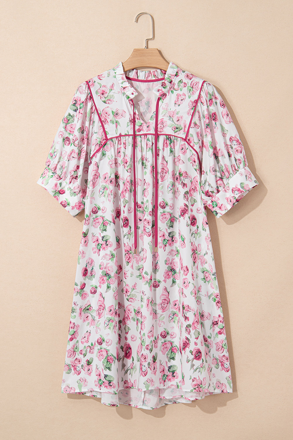 Robe blanche motif floral rose, manches volantées et encolure en V