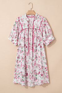 Robe blanche motif floral rose, manches volantées et encolure en V