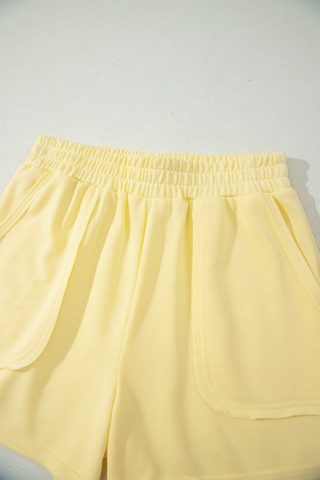 Short jaune crème femme à taille élastique, plis décoratifs sur le devant