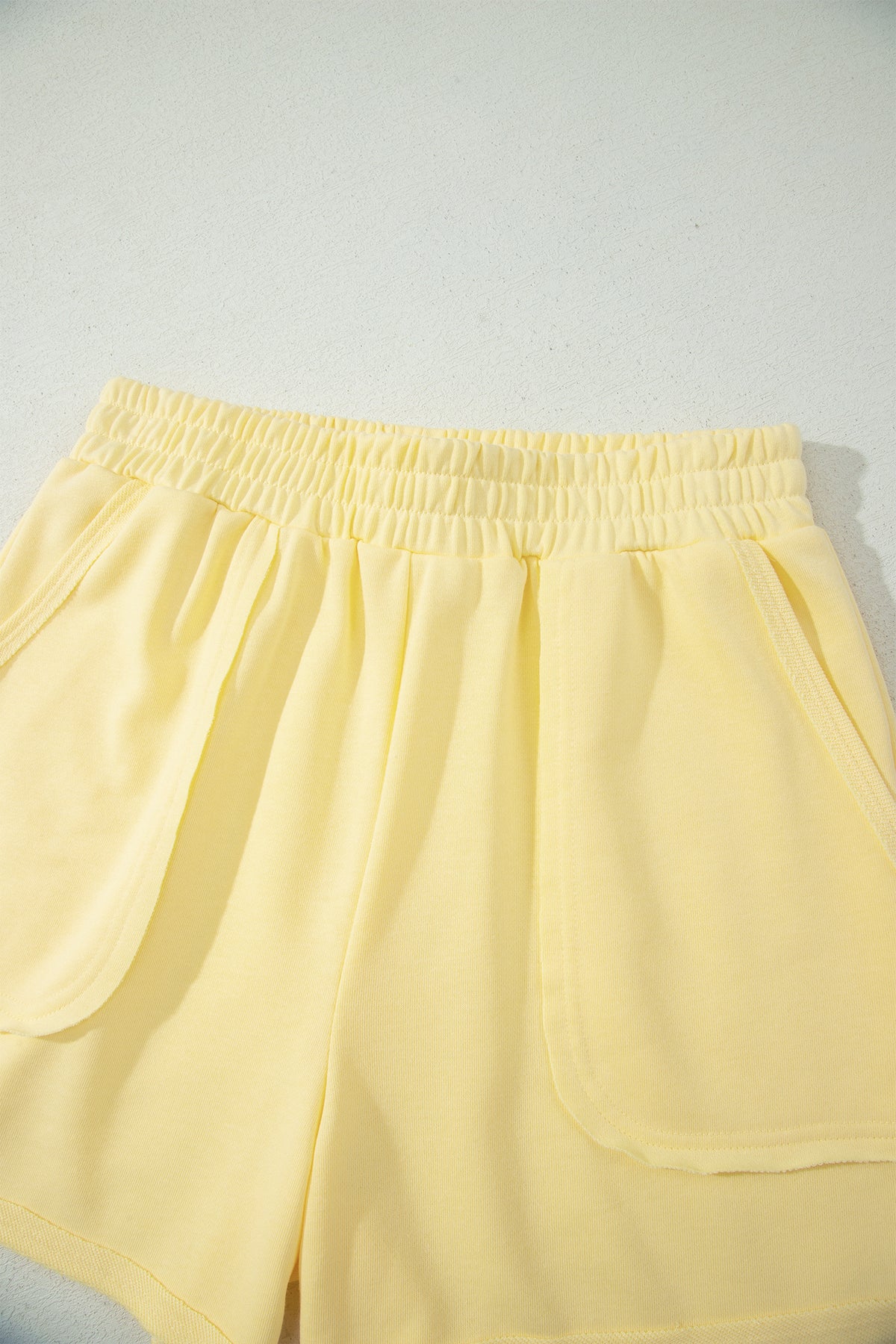 Short jaune crème femme à taille élastique, plis décoratifs sur le devant