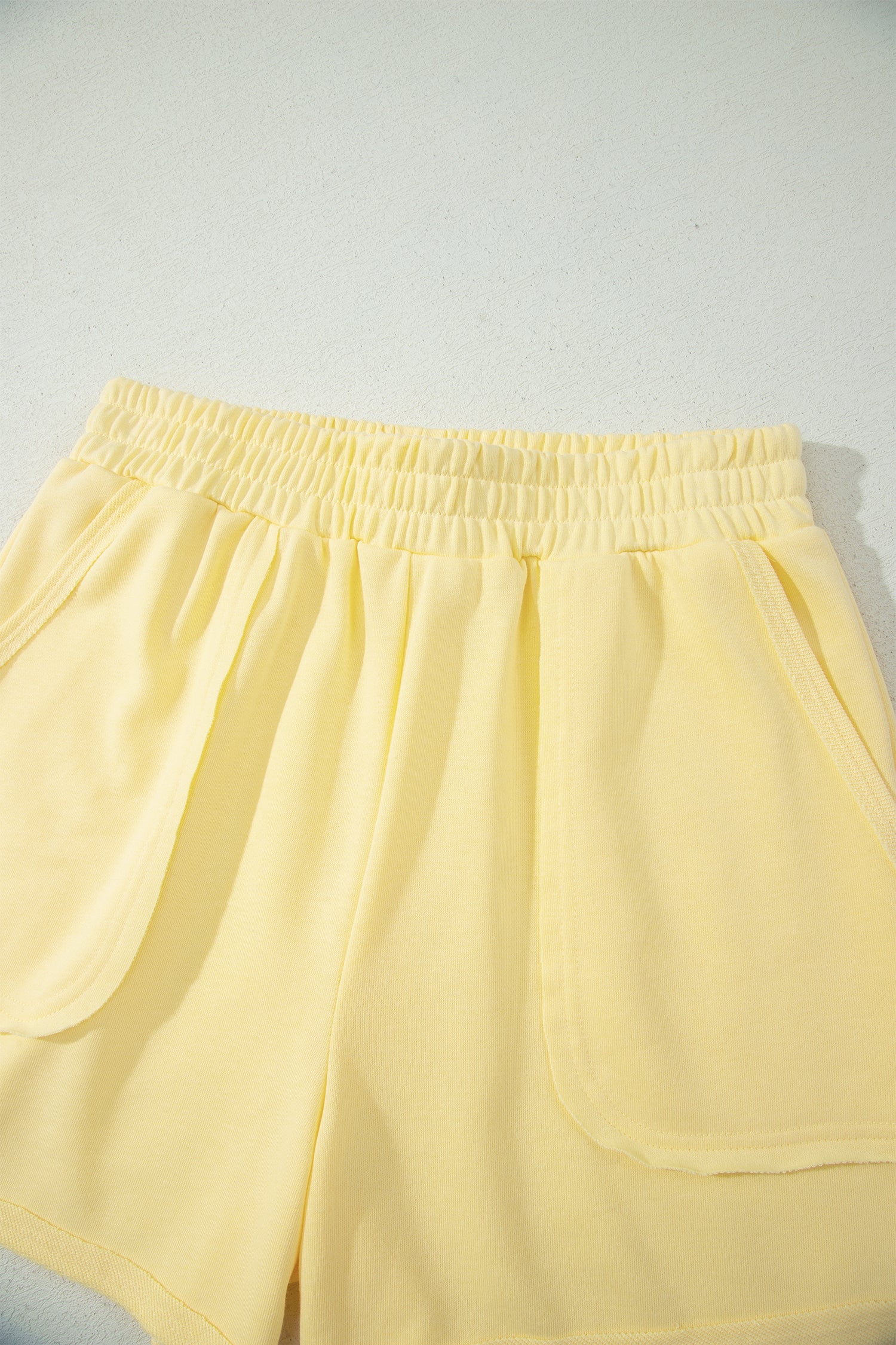 Short jaune crème femme à taille élastique, plis décoratifs sur le devant