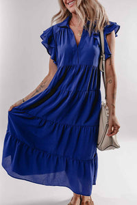 Robe midi bleue à encolure V, manches volantées et panneaux superposés à volants.