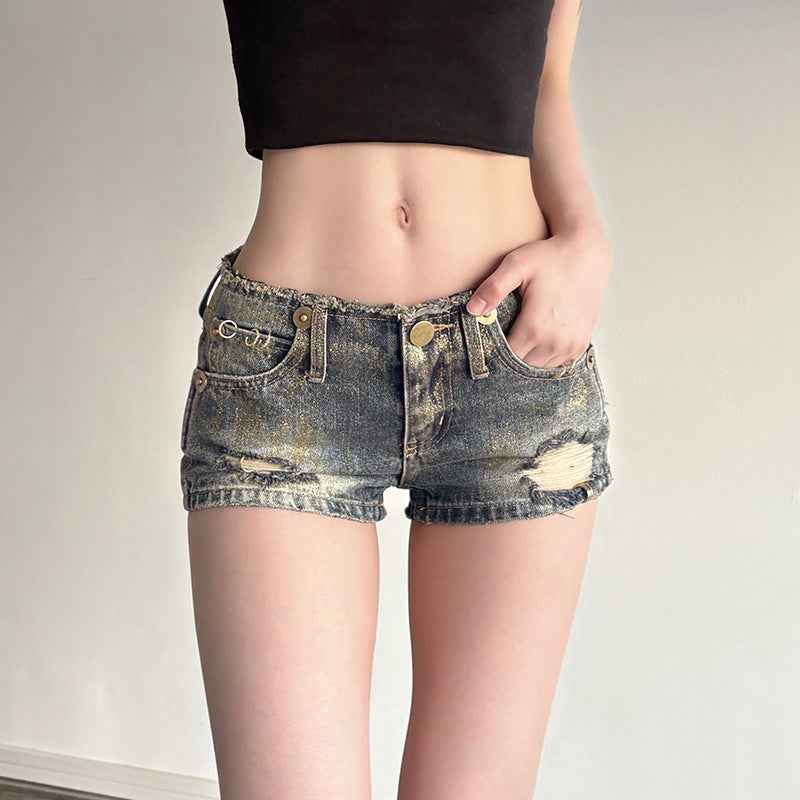 Short en denim bleu vintage pour femme, poches avant, boutons dorés, délavage vieilli.