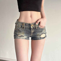 Short en denim bleu vintage pour femme, poches avant, boutons dorés, délavage vieilli.