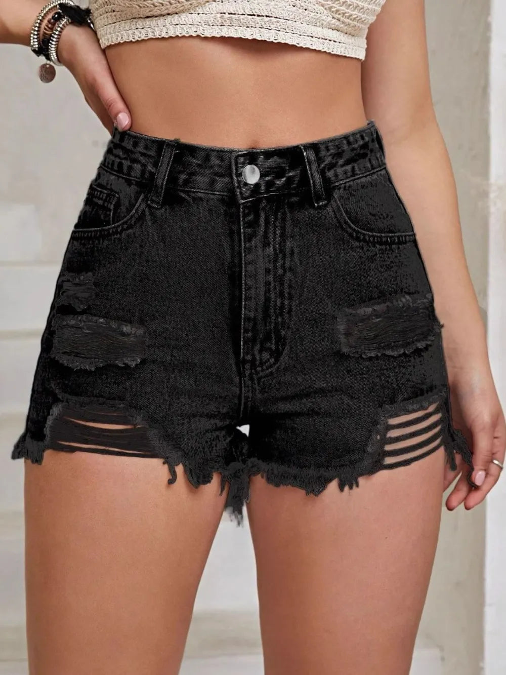 Short taille haute en jean noir usé, poches avant, bas effiloché et déchiré