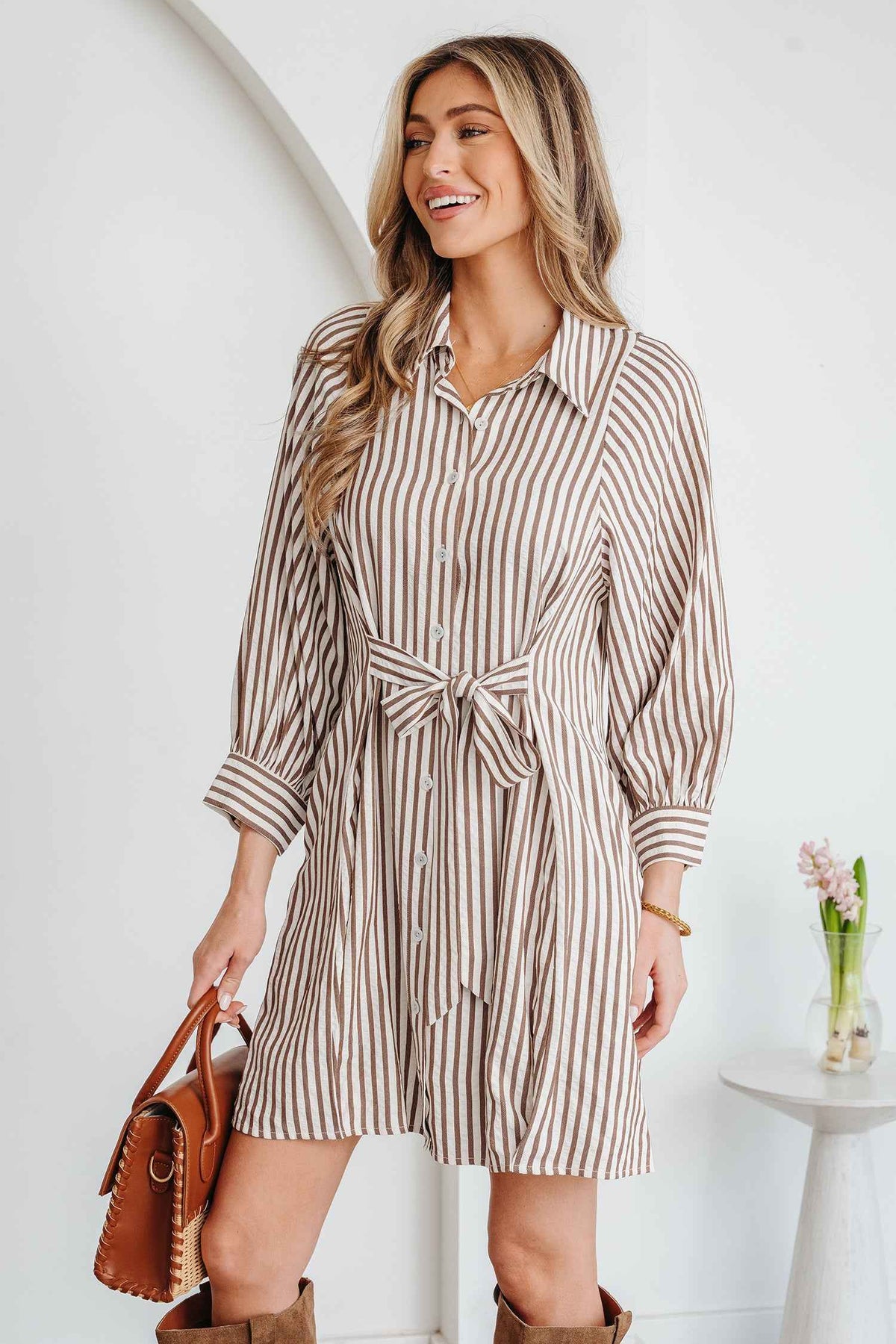 Robe chemisier rayée brune, nœud à la taille, manches bouffantes, boutonnée.