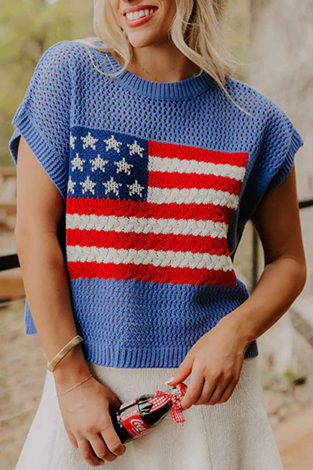 Haut en maille bleu ciel à manches courtes, motif drapeau bleu et rouge