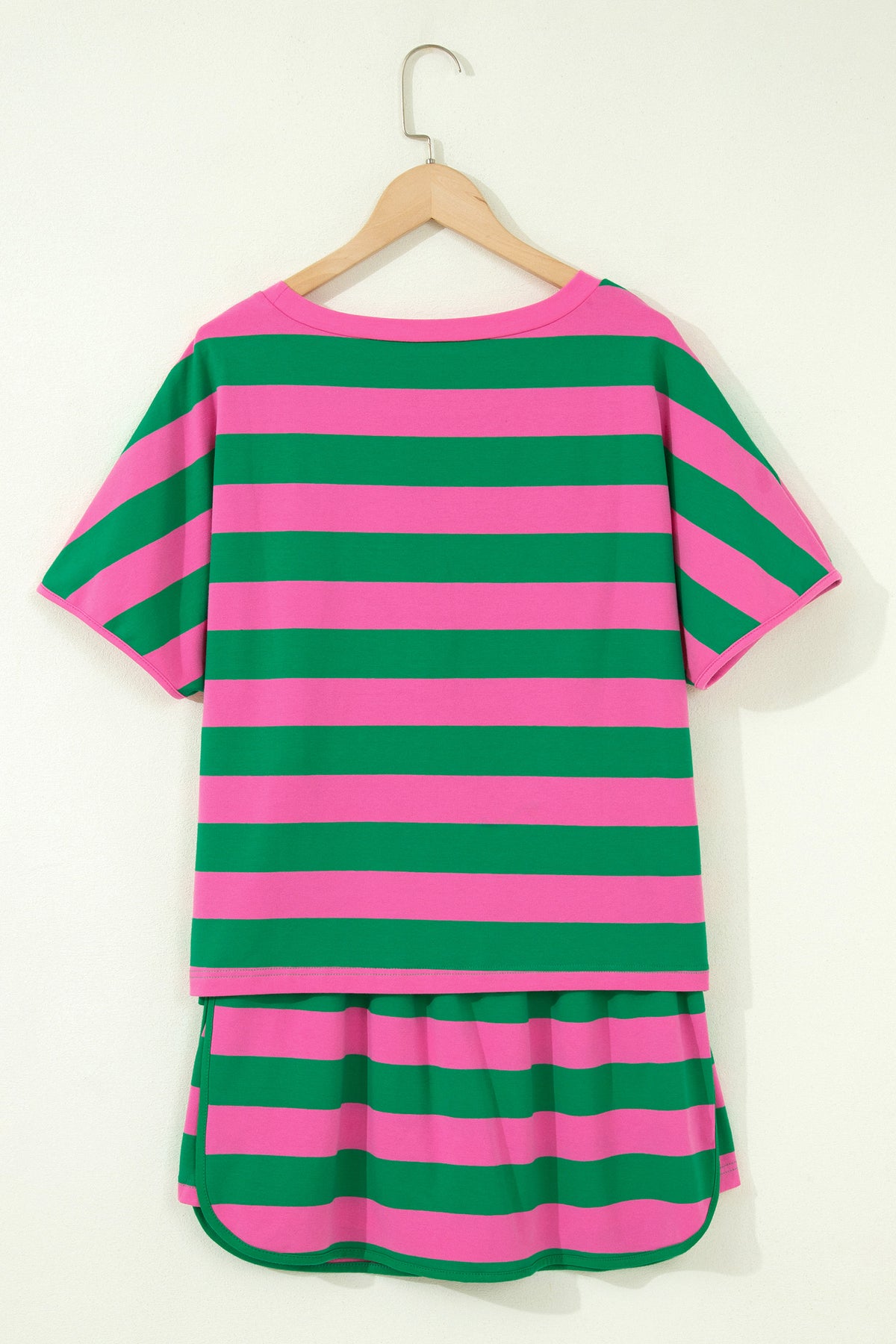 Ensemble athlétique rayé vert et rose, t-shirt et short assortis