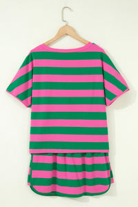 Ensemble athlétique rayé vert et rose, t-shirt et short assortis