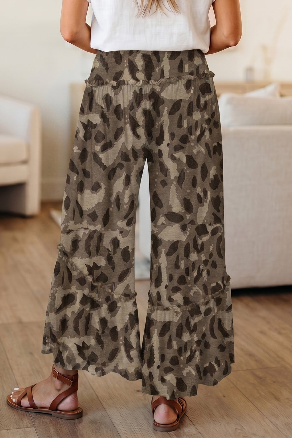Pantalon ample camouflage marron foncé, taille élastique et bas volanté