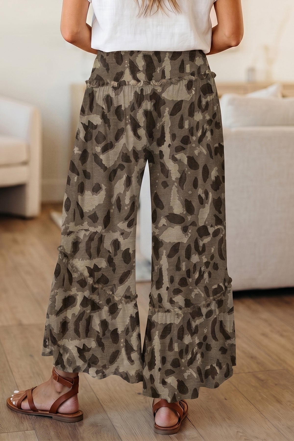 Pantalon ample camouflage marron foncé, taille élastique et bas volanté