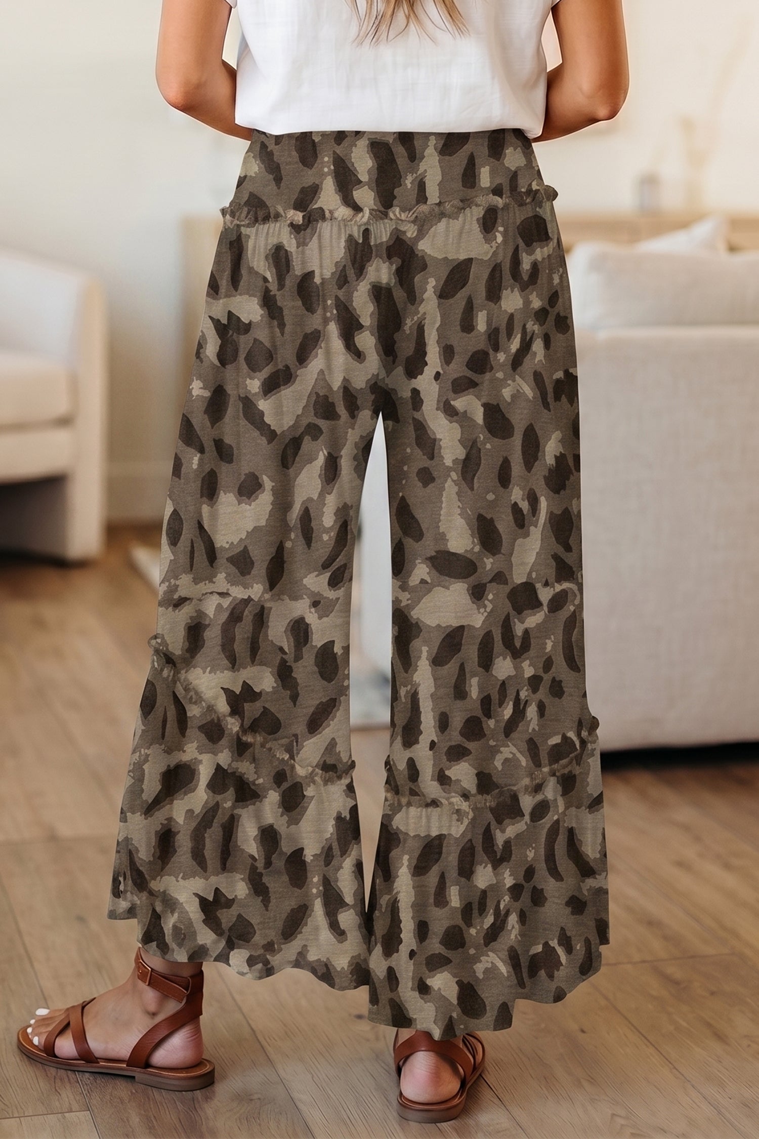 Pantalon ample camouflage marron foncé, taille élastique et bas volanté