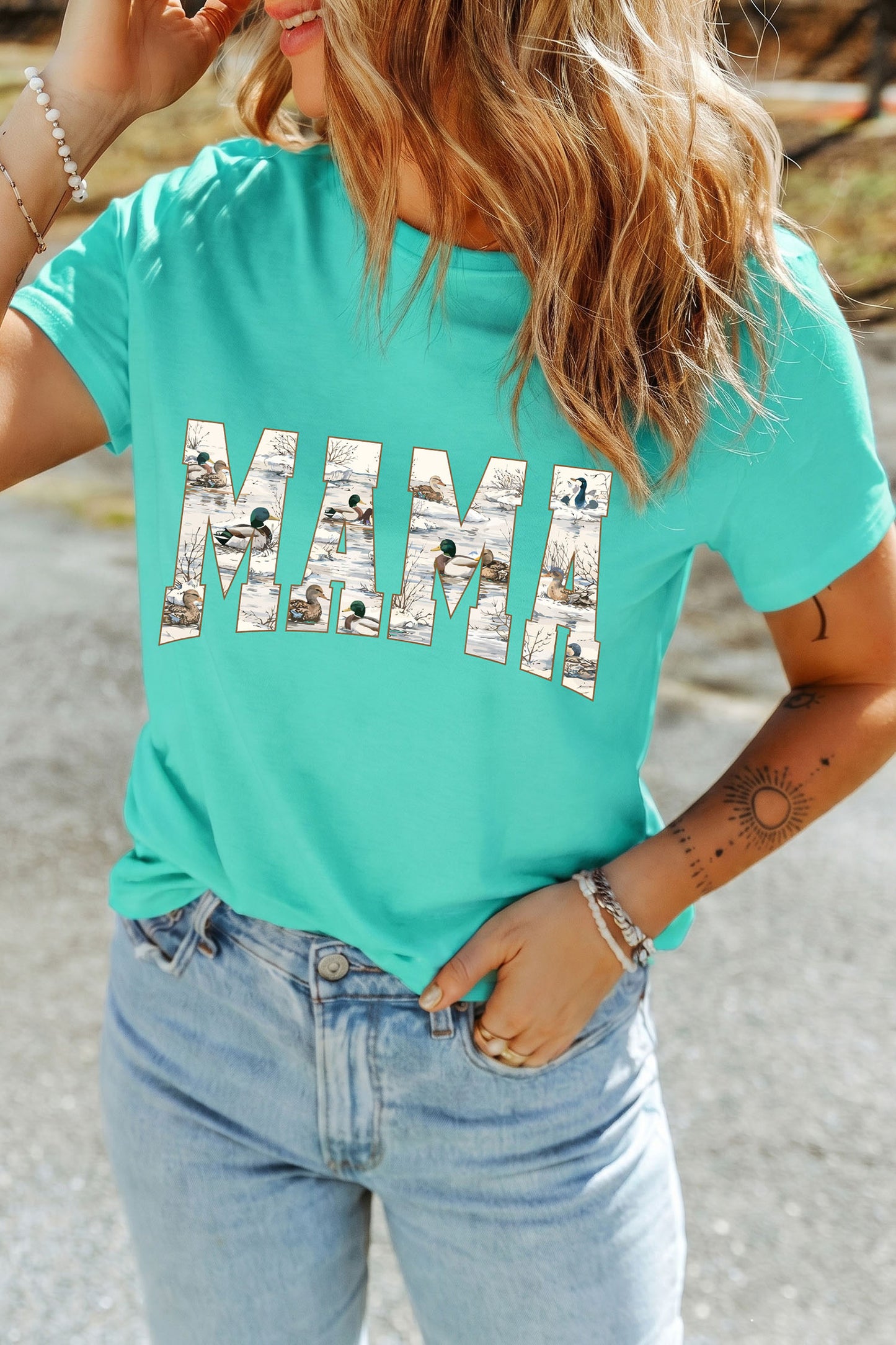 T-shirt vert menthe avec lettres MAMA et motif canard, devant