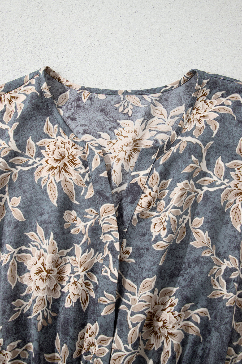 Robe bleu-gris imprimé floral, encolure arrondie, détail de plis