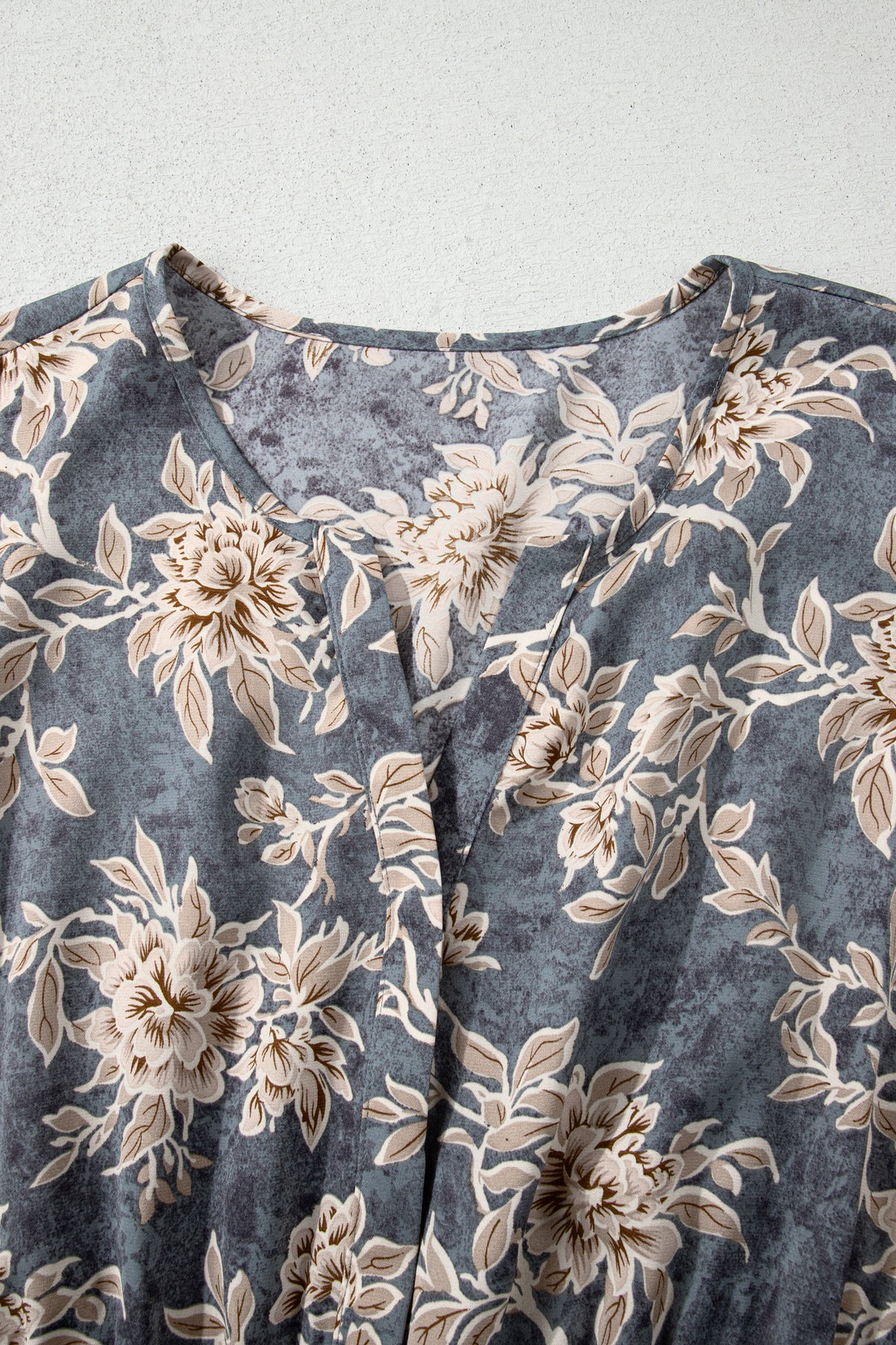 Robe bleu-gris imprimé floral, encolure arrondie, détail de plis