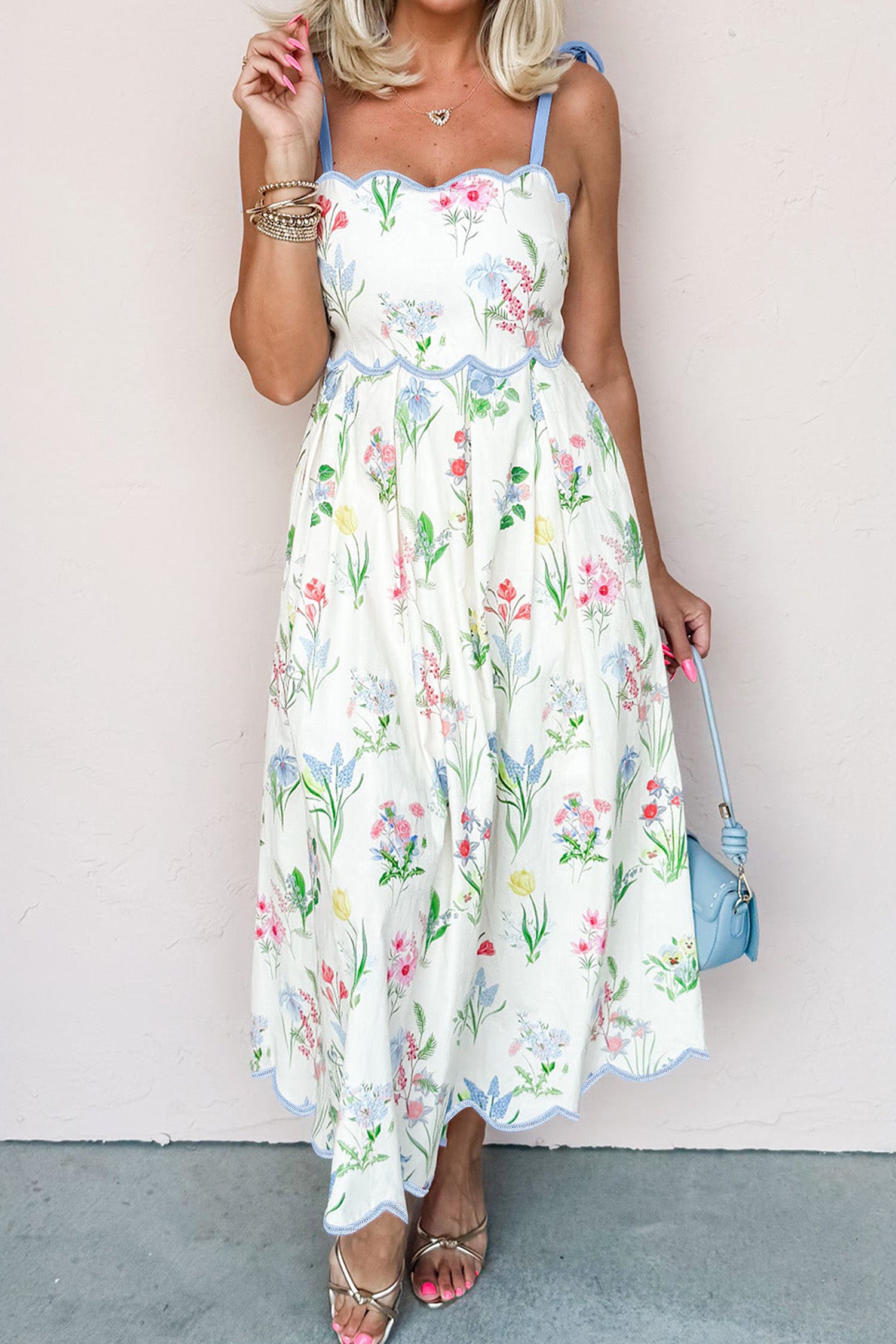 Robe midi à bretelles imprimé floral, base blanche, taille froncée, jupe évasée