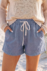 Short en jean bleu foncé à rayures, taille élastique avec cordon