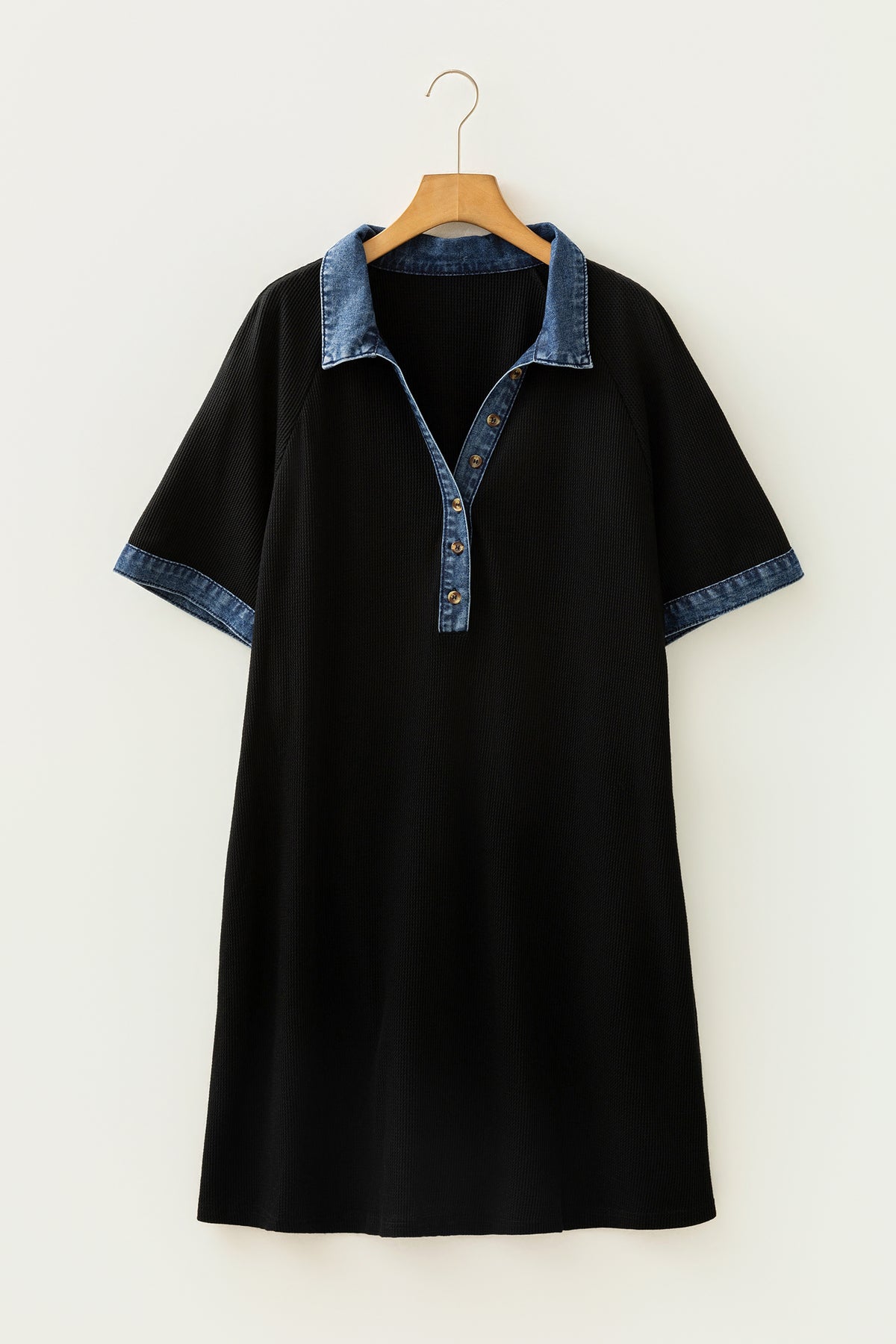 Robe noire grande taille, col en denim bleu et manches courtes à bordure denim.