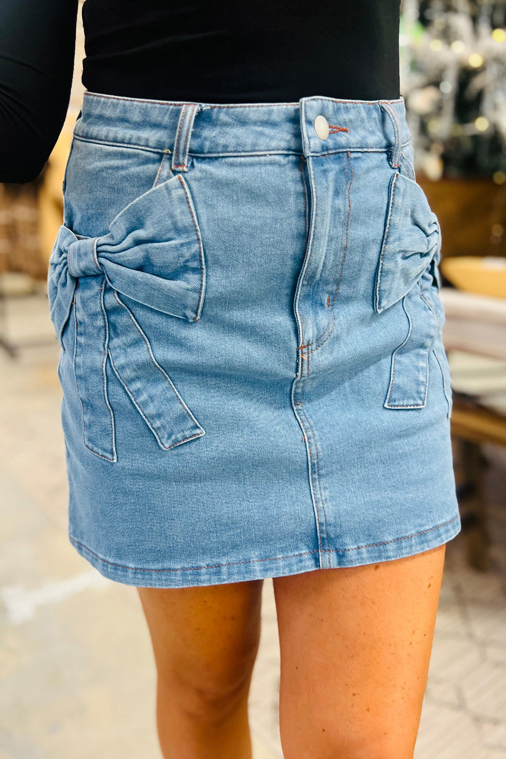 Jupe en jean bleu clair taille haute avec poches et nœuds sur les côtés