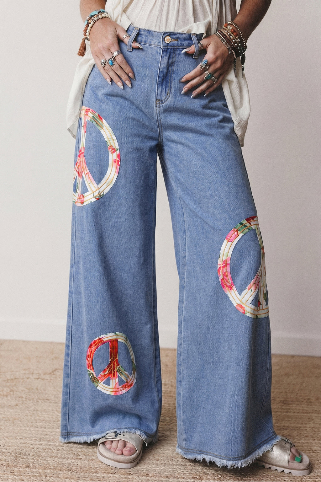 Jean bleu clair ample avec patch brodé signe de la paix floral, côté