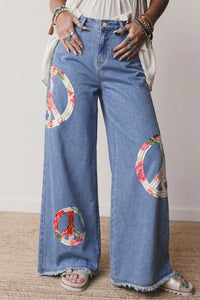 Jean bleu clair ample avec patch brodé signe de la paix floral, côté