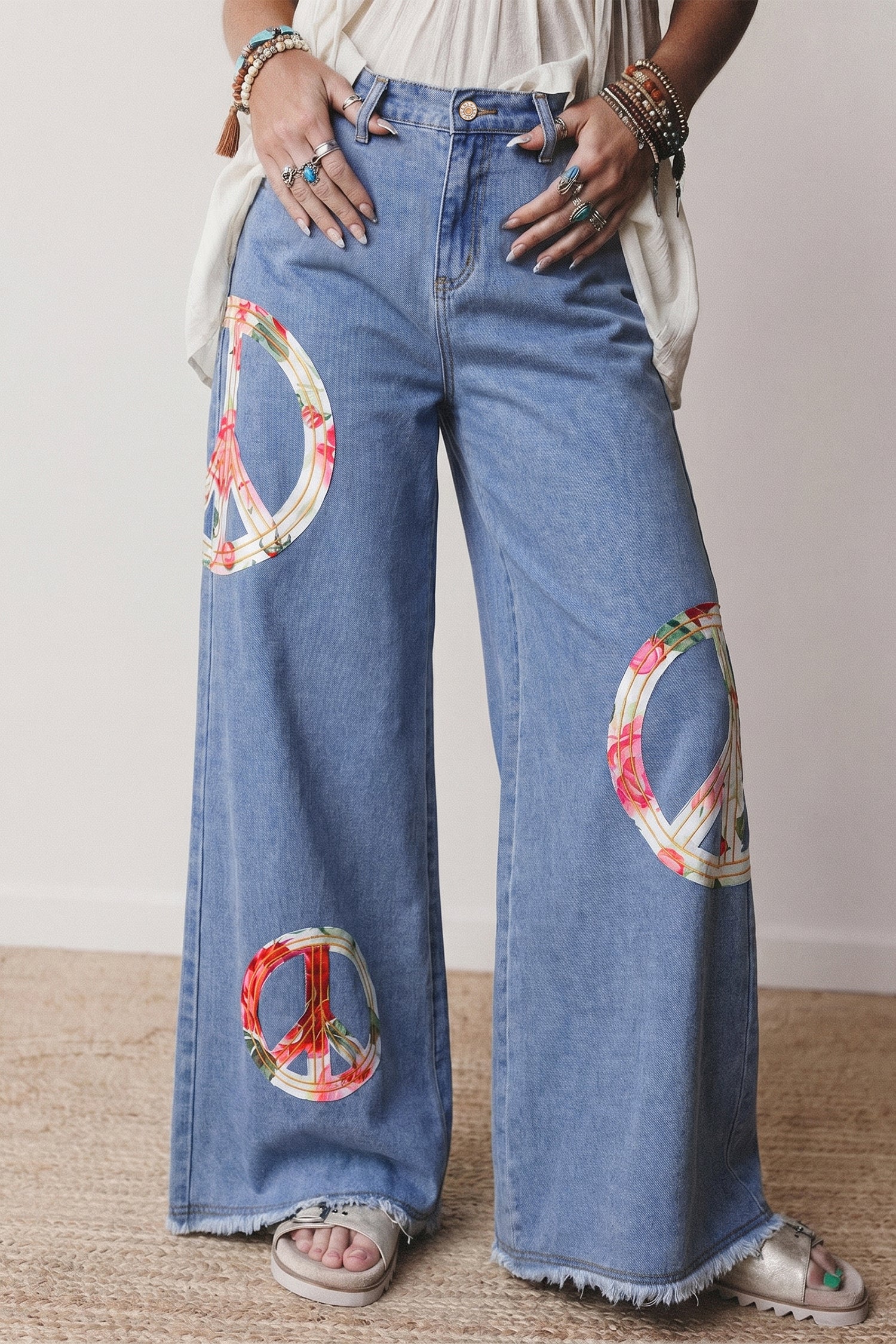 Jean bleu clair ample avec patch brodé signe de la paix floral, côté