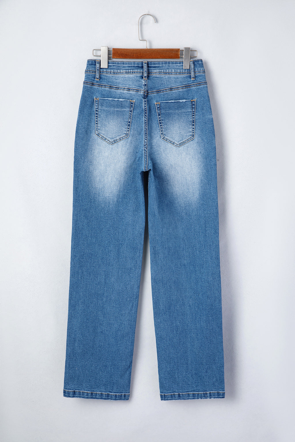 Jean droit femme taille haute bleu myosotis, braguette et poches avant.