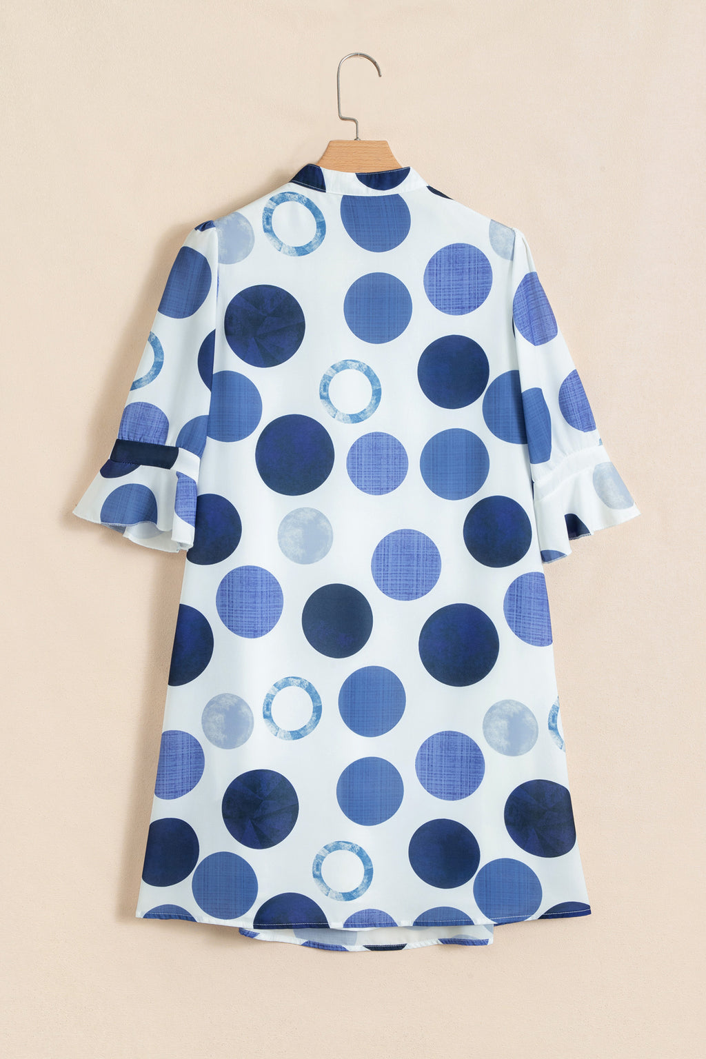 Robe mini blanche à pois bleu, manches volant, encolure en V, coupe évasée