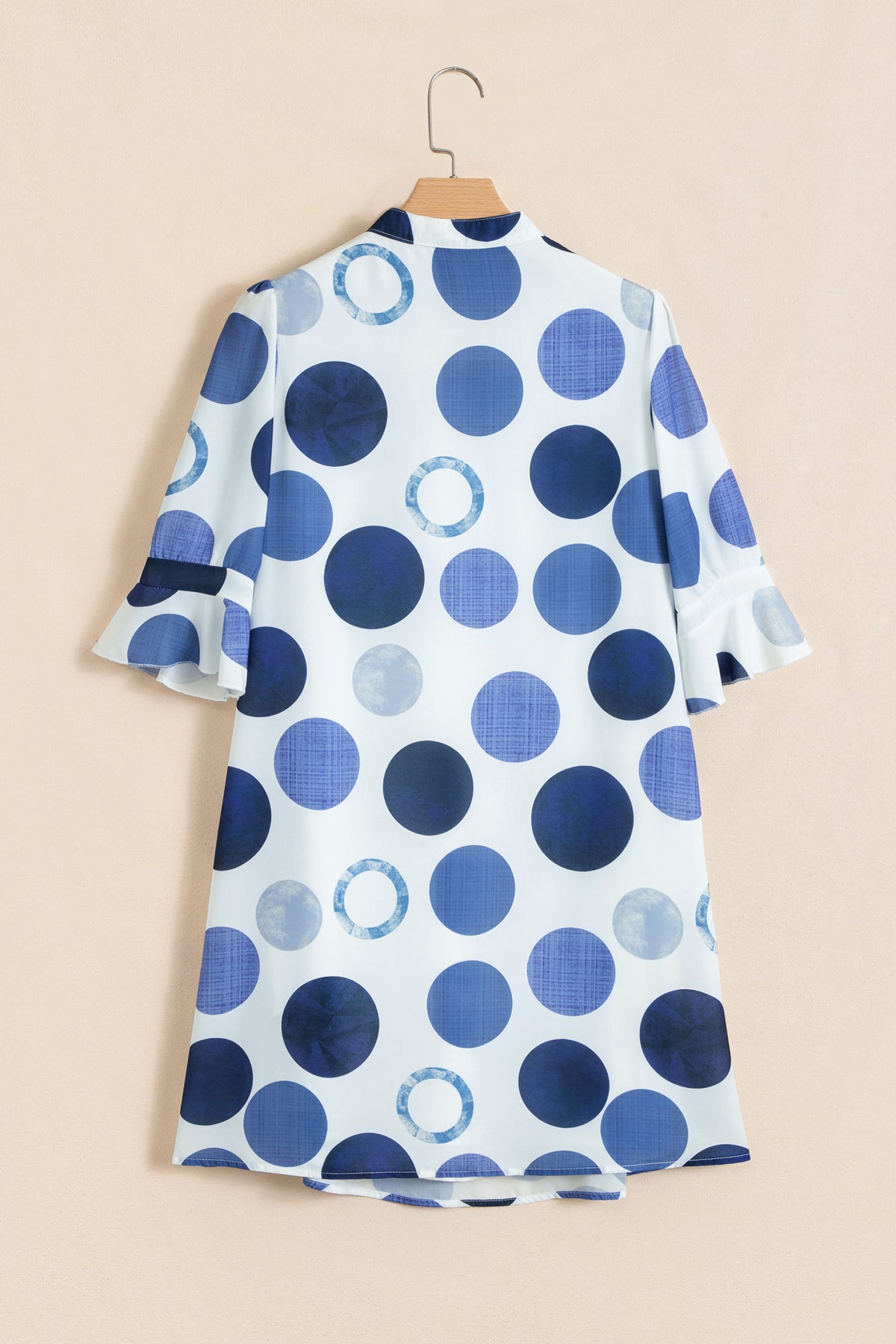 Robe mini blanche à pois bleu, manches volant, encolure en V, coupe évasée
