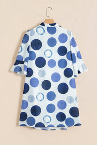 Robe mini blanche à pois bleu, manches volant, encolure en V, coupe évasée