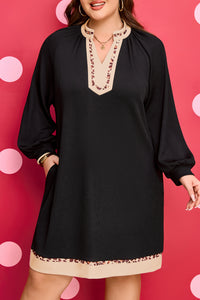 Robe mini noire, col en V à liseré léopard, manches bouffantes, bordure à l’ourlet.